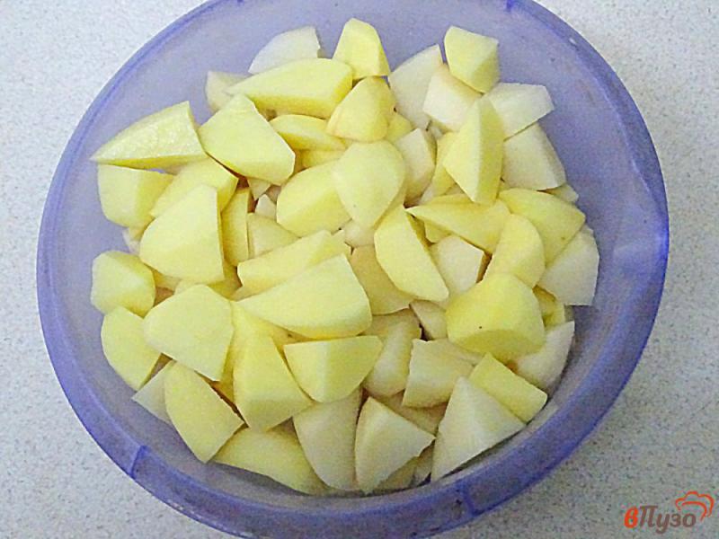 Фото приготовление рецепта: Картофель жареный на сале с луком шаг №2