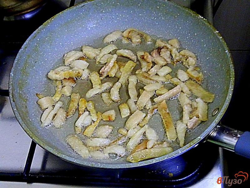 Фото приготовление рецепта: Картофель жареный на сале с луком шаг №3