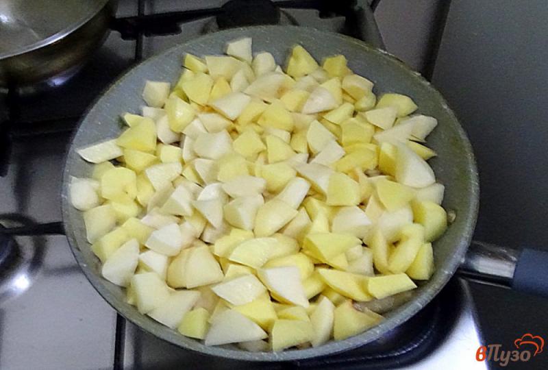 Фото приготовление рецепта: Картофель жареный на сале с луком шаг №4