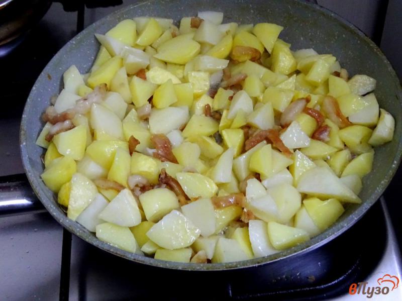 Фото приготовление рецепта: Картофель жареный на сале с луком шаг №5
