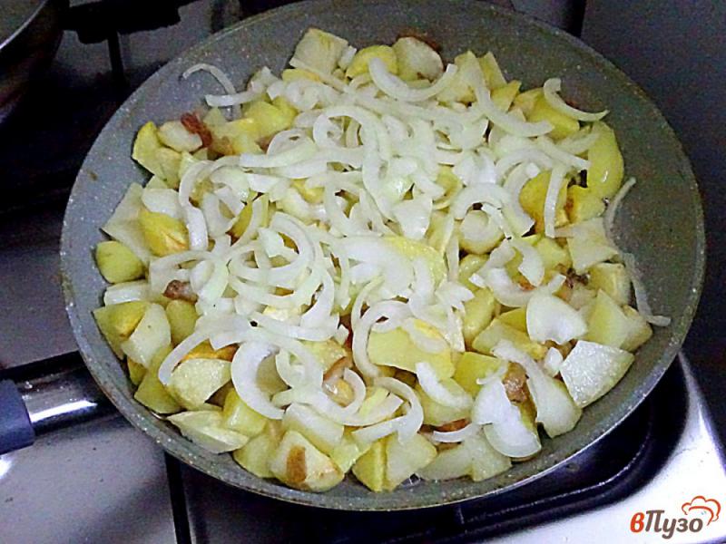 Фото приготовление рецепта: Картофель жареный на сале с луком шаг №6