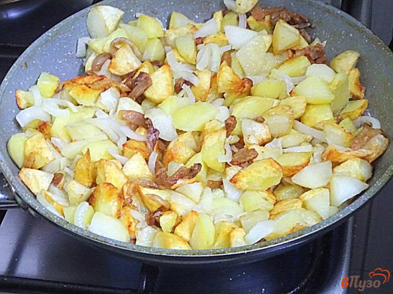 Фото приготовление рецепта: Картофель жареный на сале с луком шаг №7