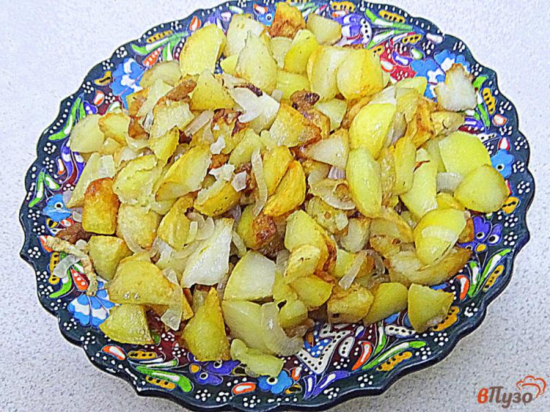 Фото приготовление рецепта: Картофель жареный на сале с луком шаг №9