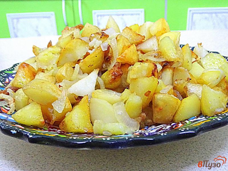 Фото приготовление рецепта: Картофель жареный на сале с луком шаг №8