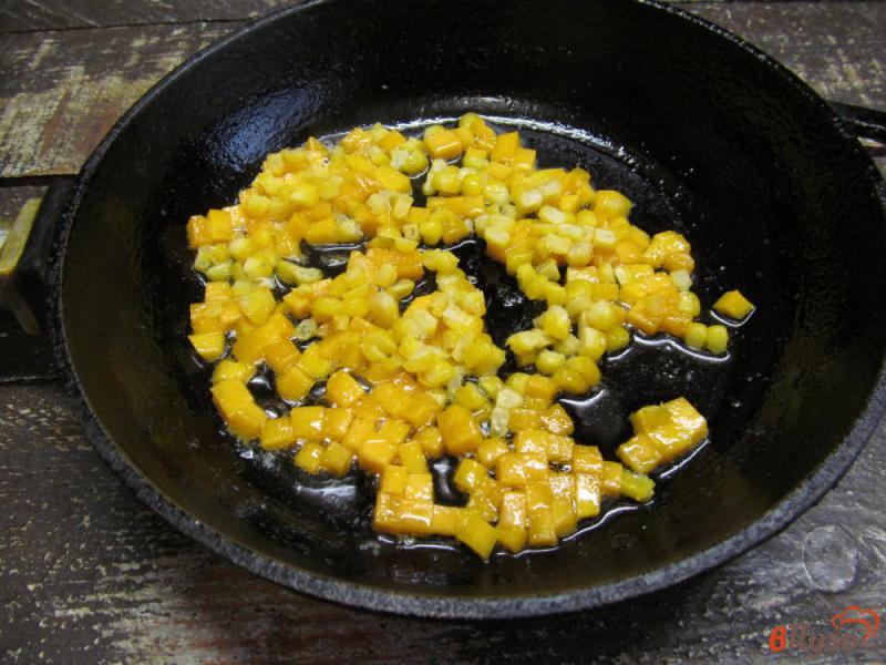 Фото приготовление рецепта: Жареный рис с тыквой и кукурузой шаг №4