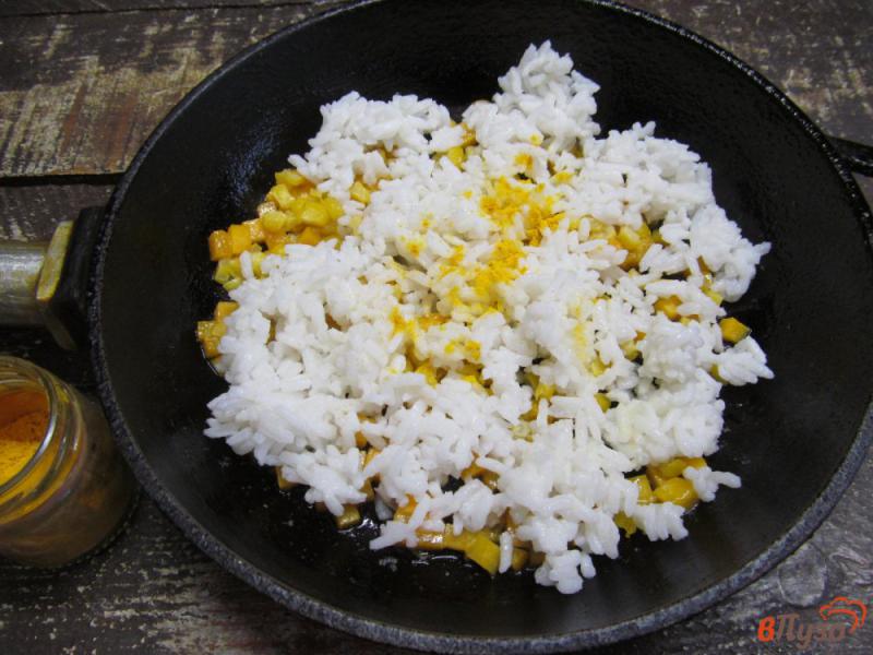 Фото приготовление рецепта: Жареный рис с тыквой и кукурузой шаг №5