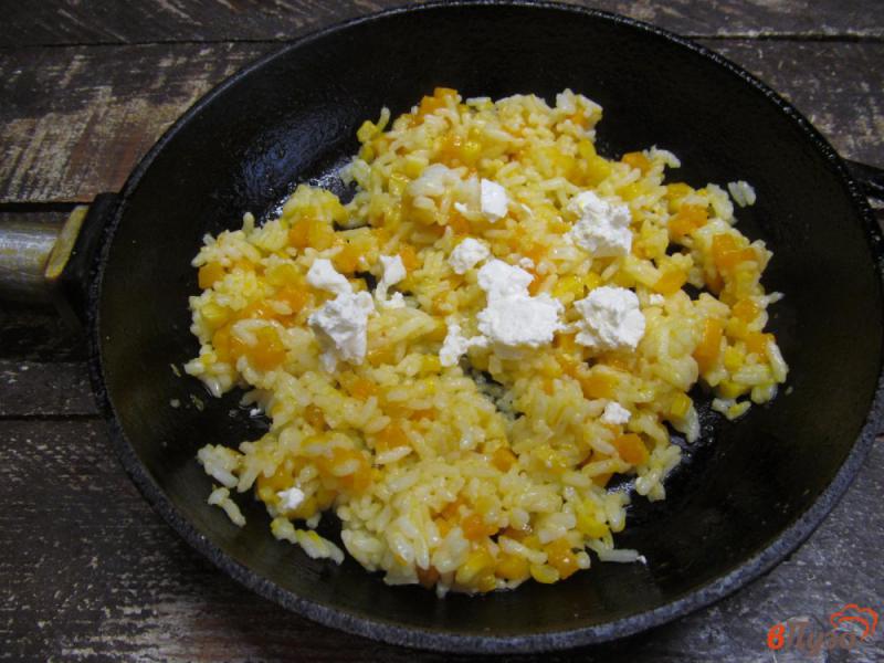 Фото приготовление рецепта: Жареный рис с тыквой и кукурузой шаг №6