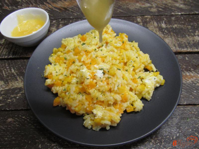 Фото приготовление рецепта: Жареный рис с тыквой и кукурузой шаг №7