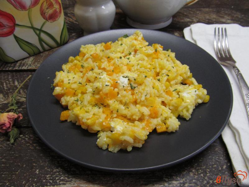 Фото приготовление рецепта: Жареный рис с тыквой и кукурузой шаг №8