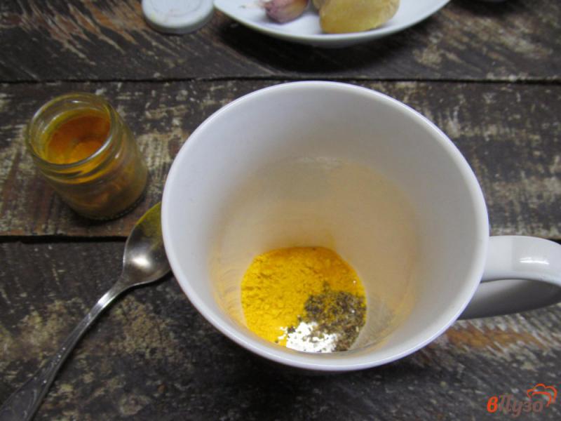 Фото приготовление рецепта: Чай с куркумой соком лимона и чесноком шаг №3