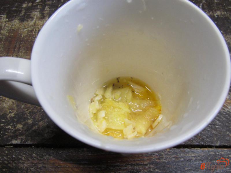 Фото приготовление рецепта: Чай с куркумой соком лимона и чесноком шаг №5