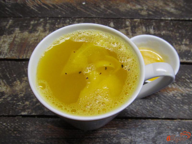 Фото приготовление рецепта: Чай с куркумой соком лимона и чесноком шаг №6