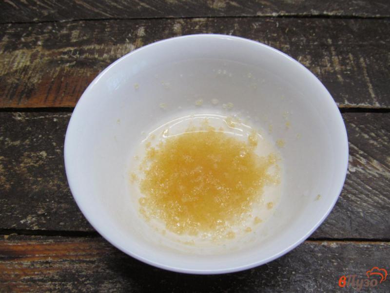 Фото приготовление рецепта: Ягоды с сыром в чайном желе шаг №2