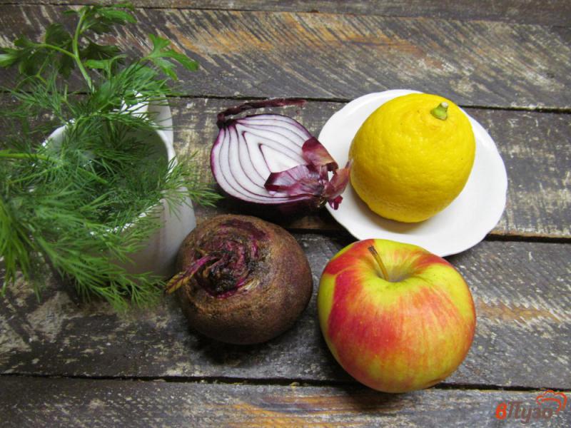 Фото приготовление рецепта: Салат из сырой свеклы с яблоком и соком лимона шаг №1