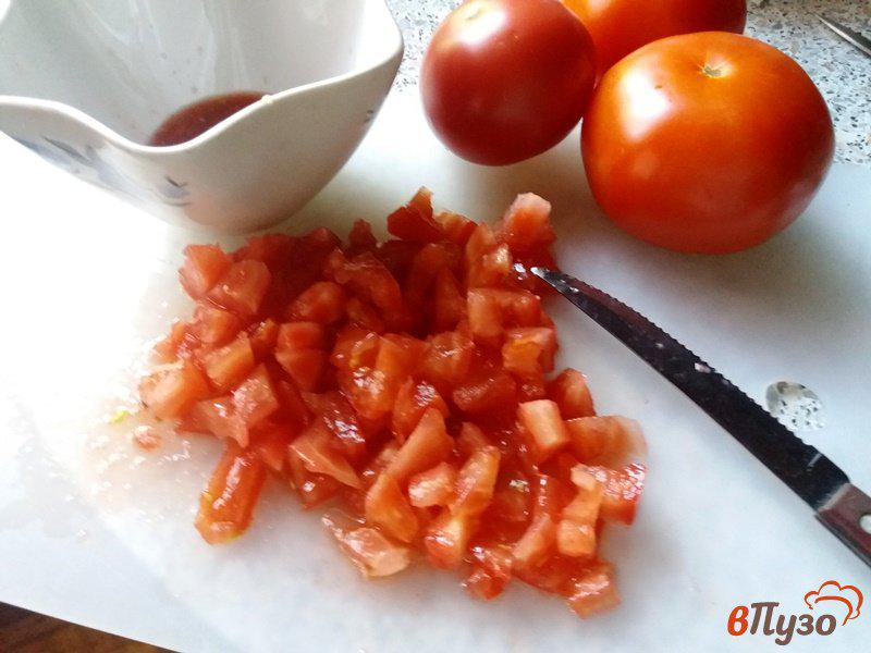 Фото приготовление рецепта: Брускетта  с помидорами и базиликом шаг №3