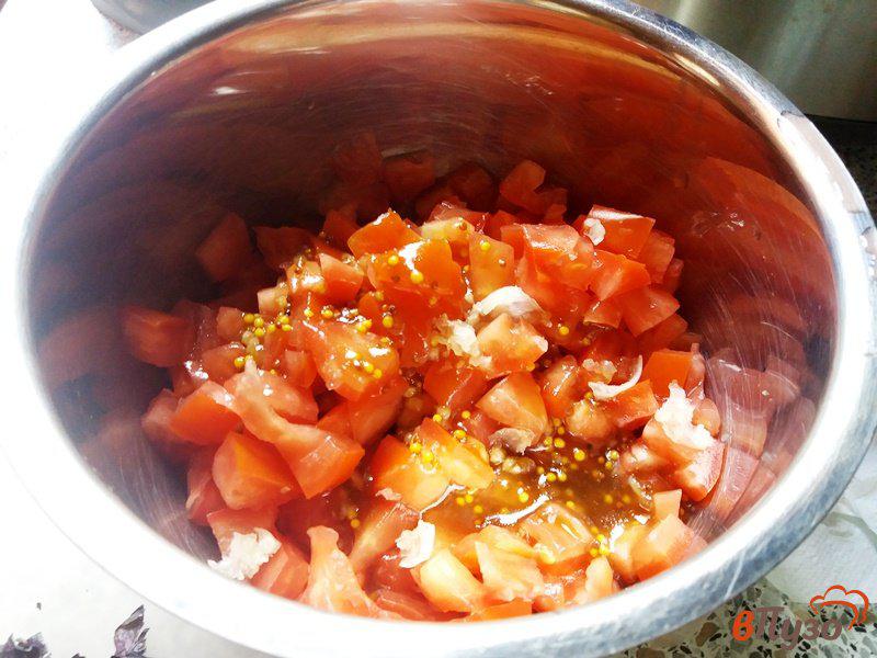 Фото приготовление рецепта: Брускетта  с помидорами и базиликом шаг №4