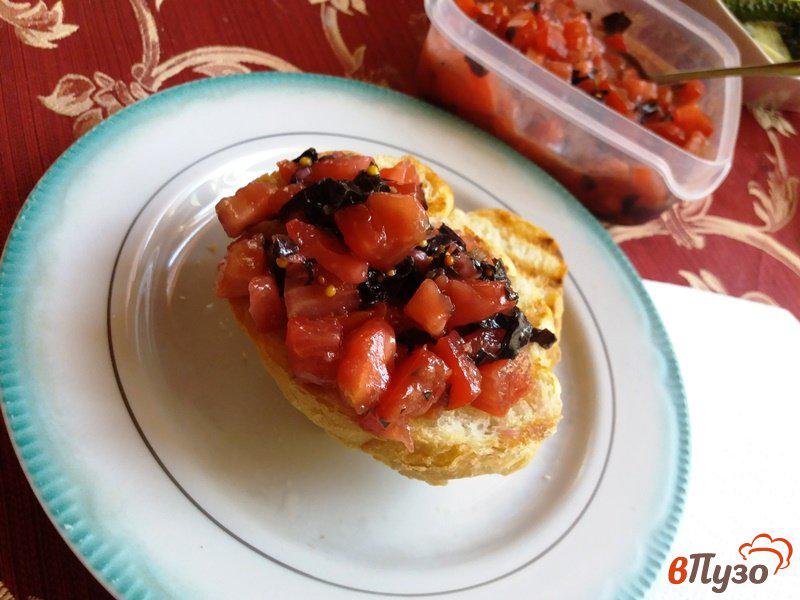 Фото приготовление рецепта: Брускетта  с помидорами и базиликом шаг №9