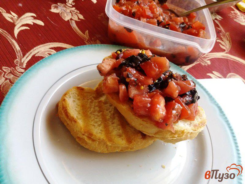 Фото приготовление рецепта: Брускетта  с помидорами и базиликом шаг №10