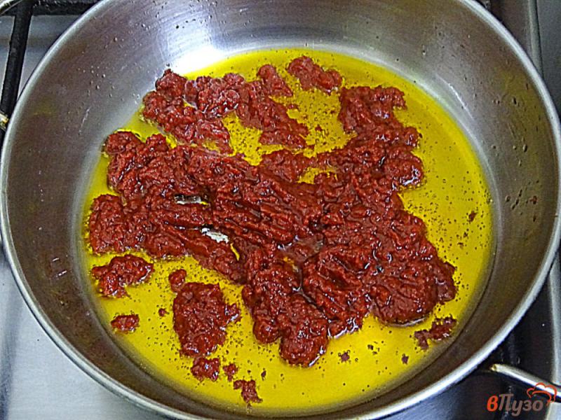 Фото приготовление рецепта: Спагетти в томатном соусе шаг №3