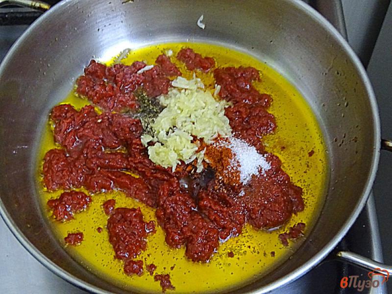 Фото приготовление рецепта: Спагетти в томатном соусе шаг №4