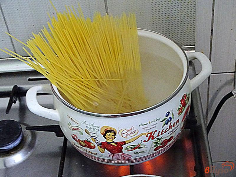 Фото приготовление рецепта: Спагетти в томатном соусе шаг №6