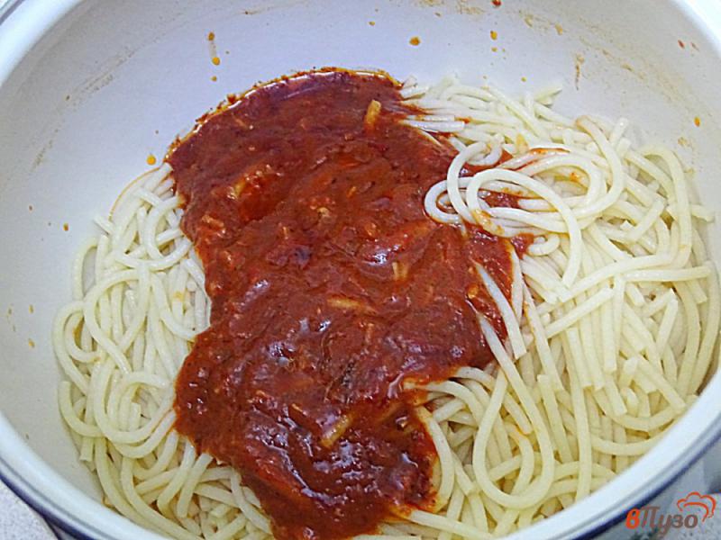 Фото приготовление рецепта: Спагетти в томатном соусе шаг №7