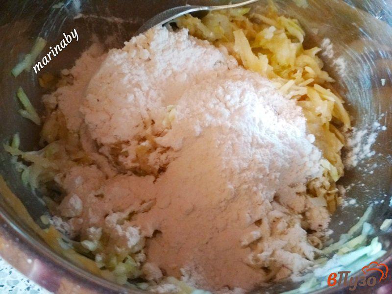 Фото приготовление рецепта: Кабачково-картофельные оладьи шаг №4