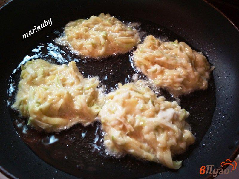 Фото приготовление рецепта: Кабачково-картофельные оладьи шаг №6