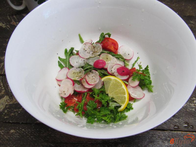 Фото приготовление рецепта: Салат с рукколой и редисом шаг №4