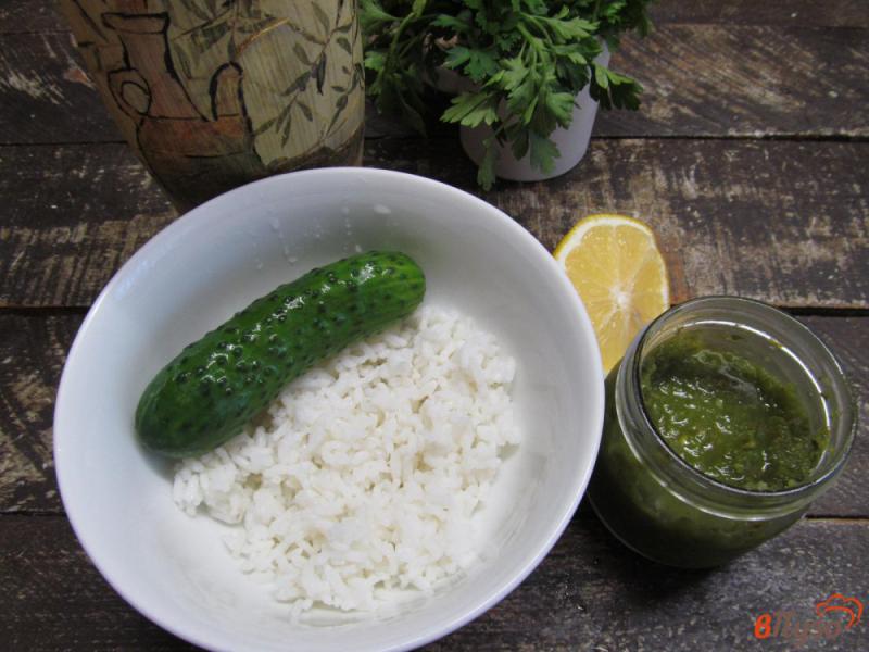 Фото приготовление рецепта: Салат с рисом и огурцом шаг №1