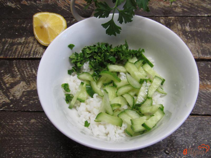 Фото приготовление рецепта: Салат с рисом и огурцом шаг №3
