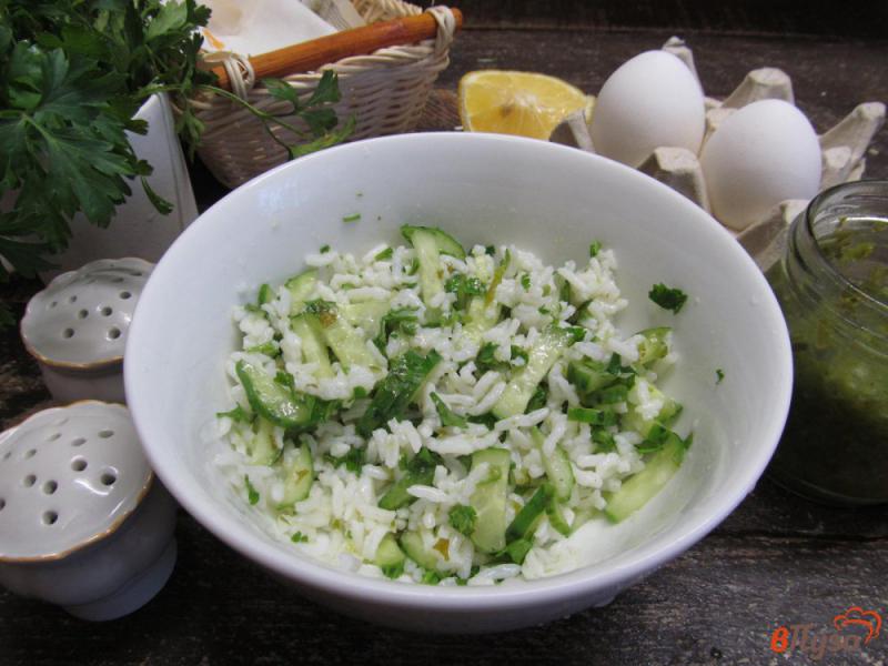Фото приготовление рецепта: Салат с рисом и огурцом шаг №4