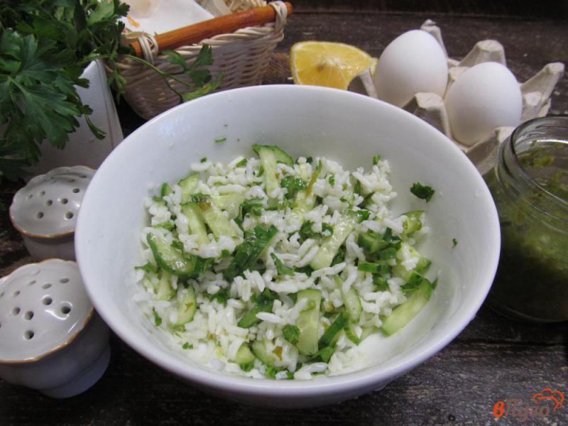 Фото приготовление рецепта: Салат с рисом и огурцом шаг №5