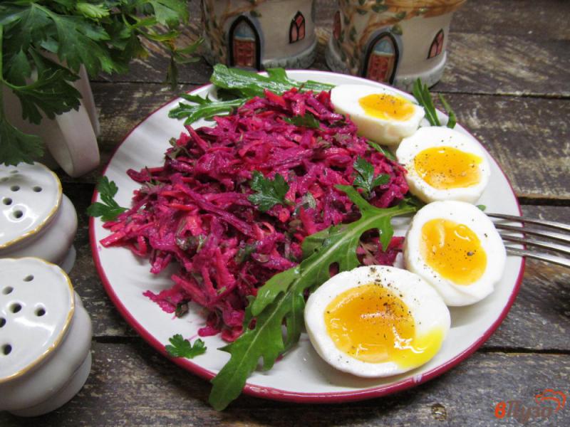 Фото приготовление рецепта: Свекольный салат с яйцом на ужин шаг №6