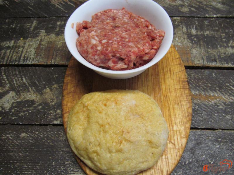 Фото приготовление рецепта: Бургер-гриль с говяжьей котлетой и соусом дзадзики шаг №5