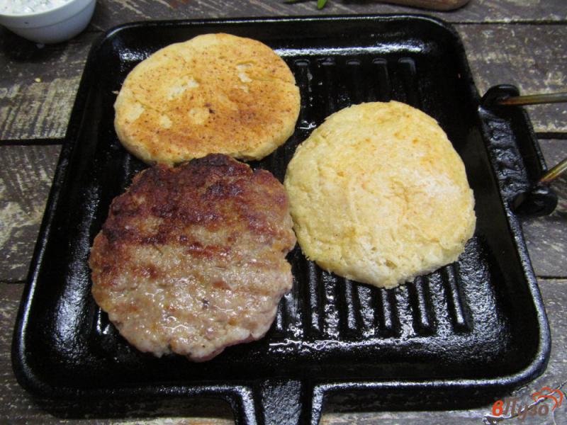 Фото приготовление рецепта: Бургер-гриль с говяжьей котлетой и соусом дзадзики шаг №6