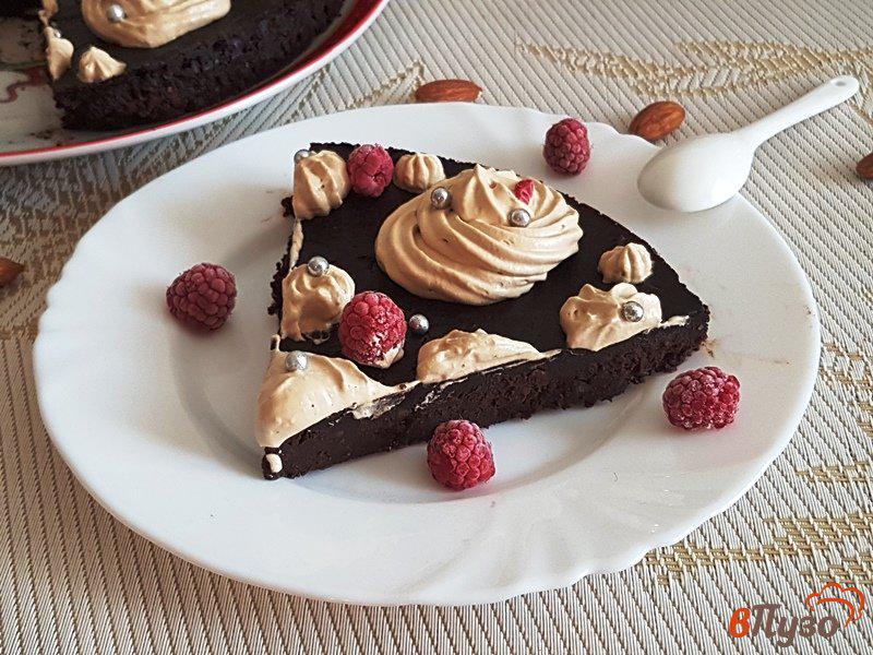 Фото приготовление рецепта: Пирог из черного шоколада шаг №13