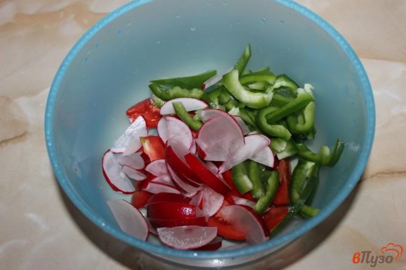 Фото приготовление рецепта: Салат из редиса с зеленым перцем и фетой шаг №3