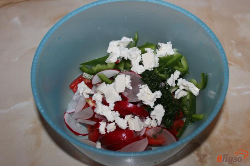 Фото приготовление рецепта: Салат из редиса с зеленым перцем и фетой шаг №4