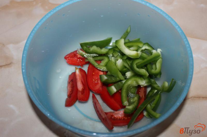 Фото приготовление рецепта: Салат из редиса с зеленым перцем и фетой шаг №2