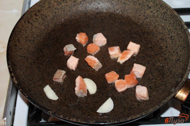 Фото приготовление рецепта: Стеклянная лапша с рыбой и орешками шаг №2