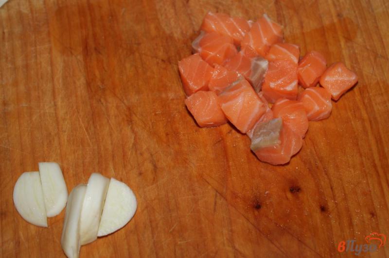Фото приготовление рецепта: Стеклянная лапша с рыбой и орешками шаг №1