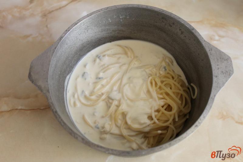 Фото приготовление рецепта: Спагетти с сыром шаг №6