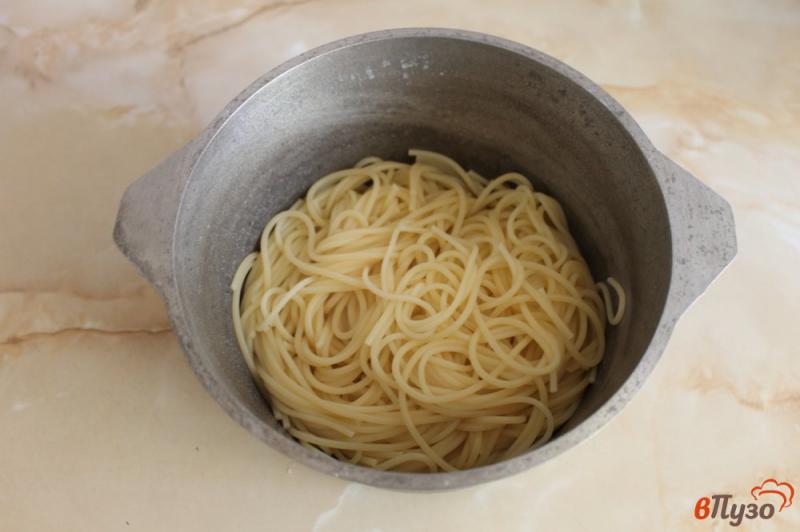 Фото приготовление рецепта: Спагетти с сыром шаг №5