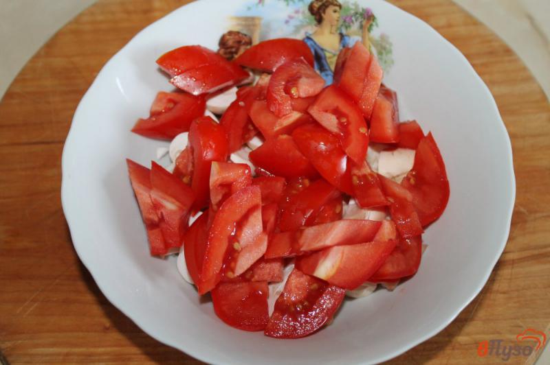 Фото приготовление рецепта: Салат из свежих шампиньонов и помидора шаг №2