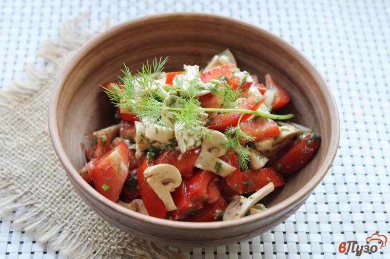 Фото приготовление рецепта: Салат из свежих шампиньонов и помидора шаг №5