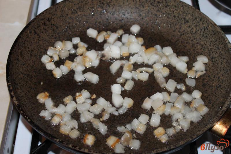 Фото приготовление рецепта: Хрустящий картофель на сале с добавлением красного перца шаг №3