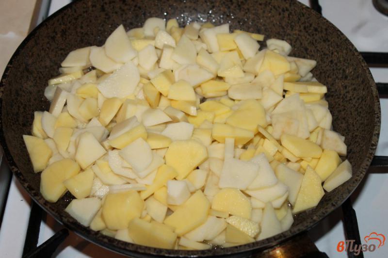 Фото приготовление рецепта: Хрустящий картофель на сале с добавлением красного перца шаг №4