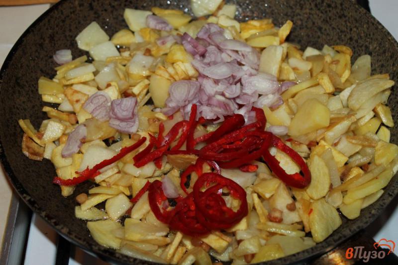Фото приготовление рецепта: Хрустящий картофель на сале с добавлением красного перца шаг №5