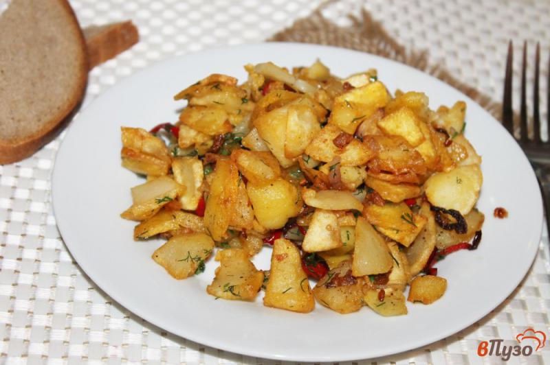 Фото приготовление рецепта: Хрустящий картофель на сале с добавлением красного перца шаг №6